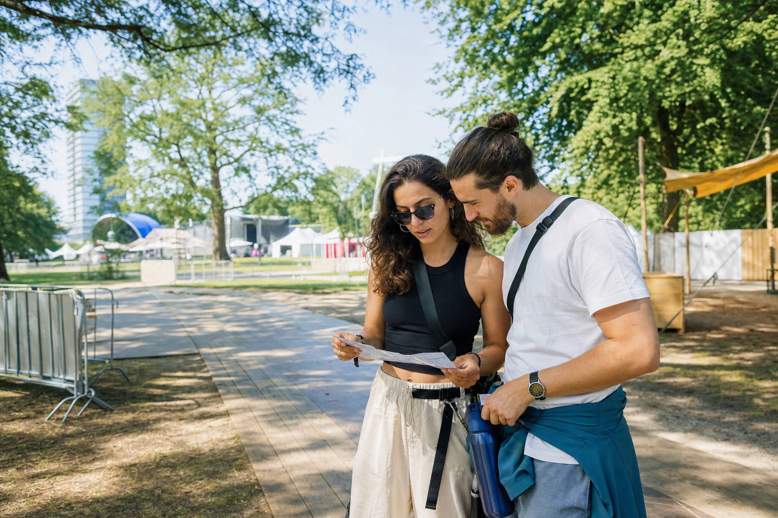 Bezoeker controleert een evenementticket en aankoopgegevens aan een bureau